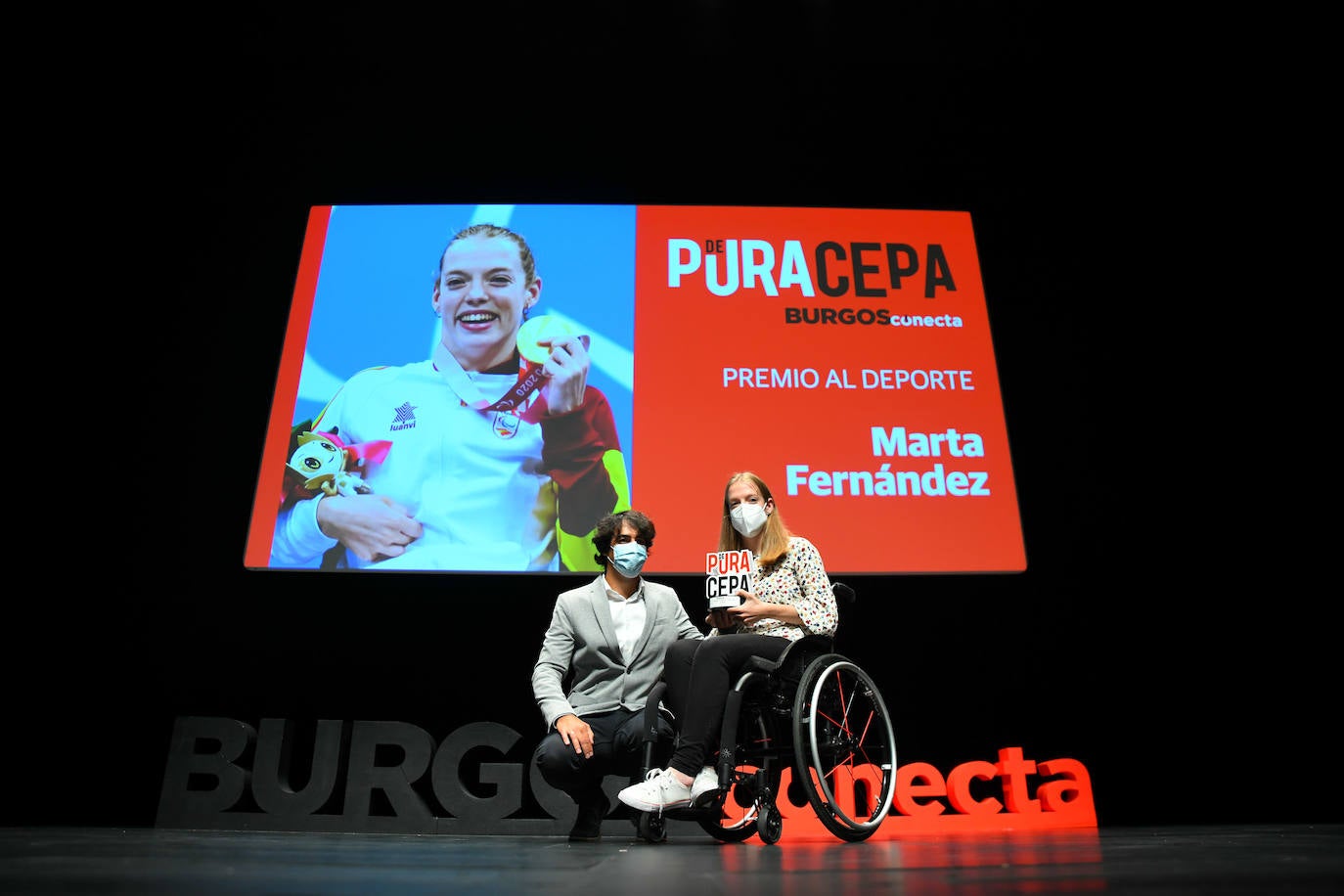 Los premiados posan con su galardón De Pura Cepa.