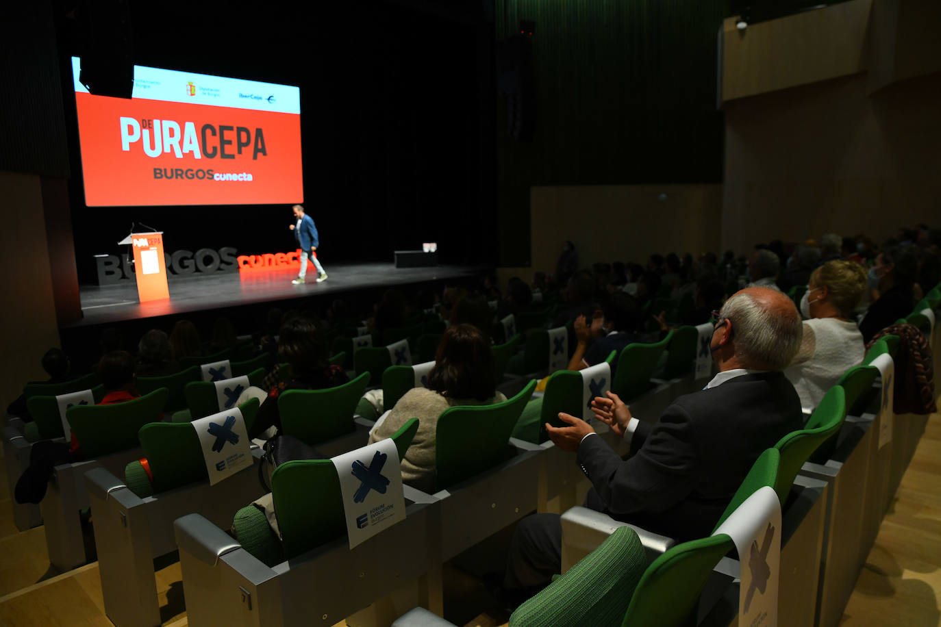 Los premiados posan con su galardón De Pura Cepa.