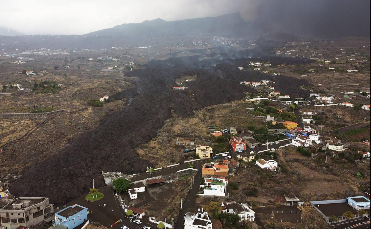 Imagen tomada por un dron en la que se aprecia el avance de la lava a través de la localidad de Los Llanos de Aridane.