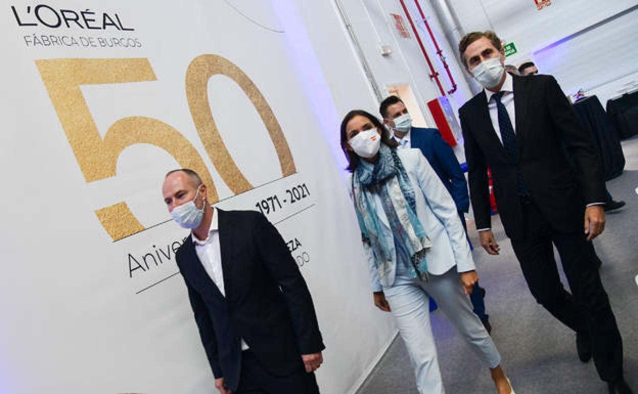 La ministra Reyes Maroto en su visita a la fábrica L'Oréal en Burgos