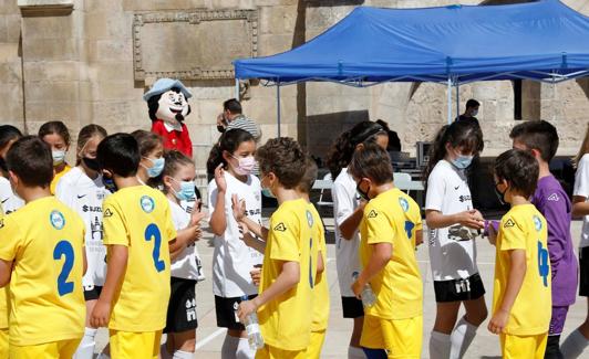 Imagen de archivo de niños participando en la Copa del VIII Centenario con mascarilla el pasado mes de junio.