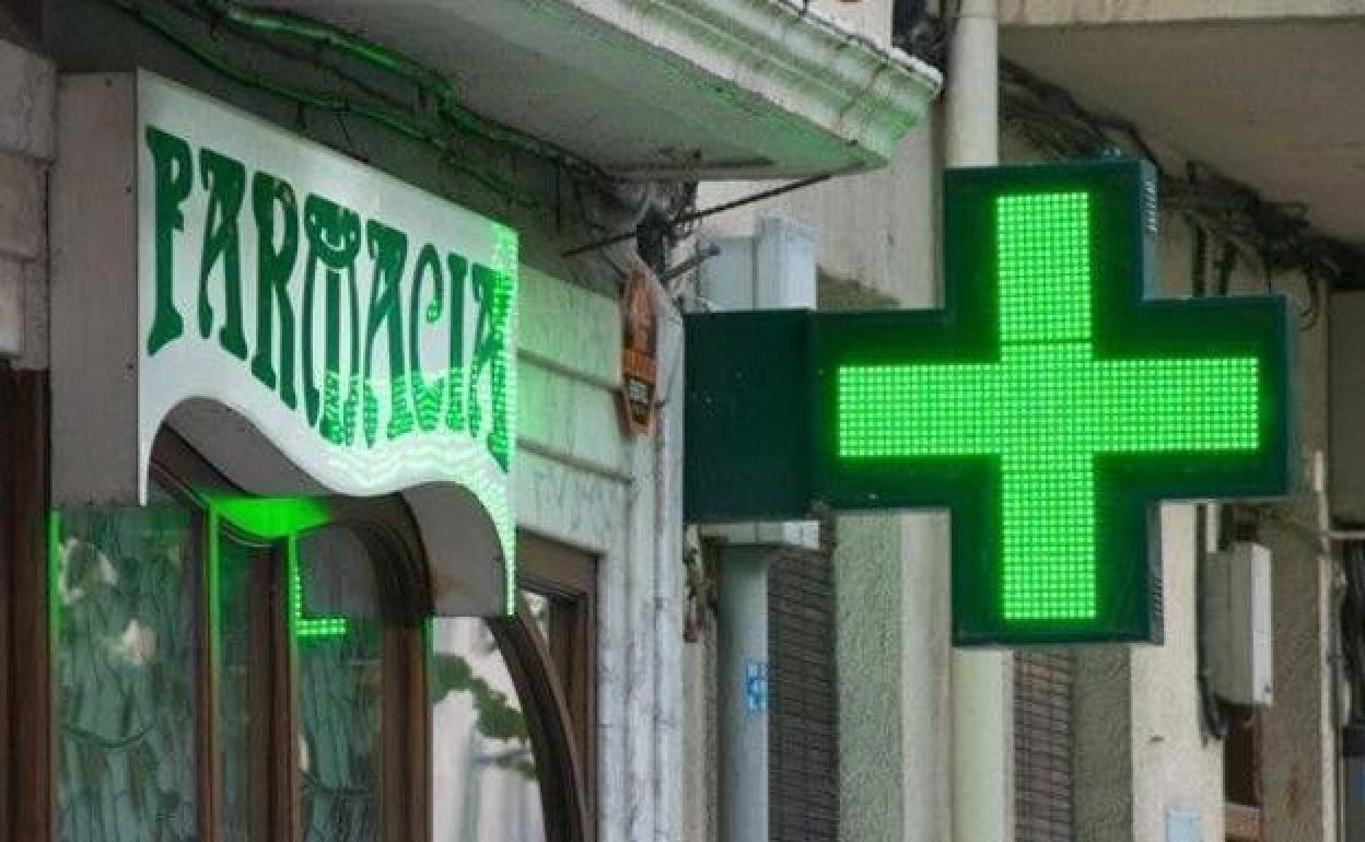 El Ayuntamiento de Burgos ilumina de verde su fachada en reconocimiento a los farmacéuticos