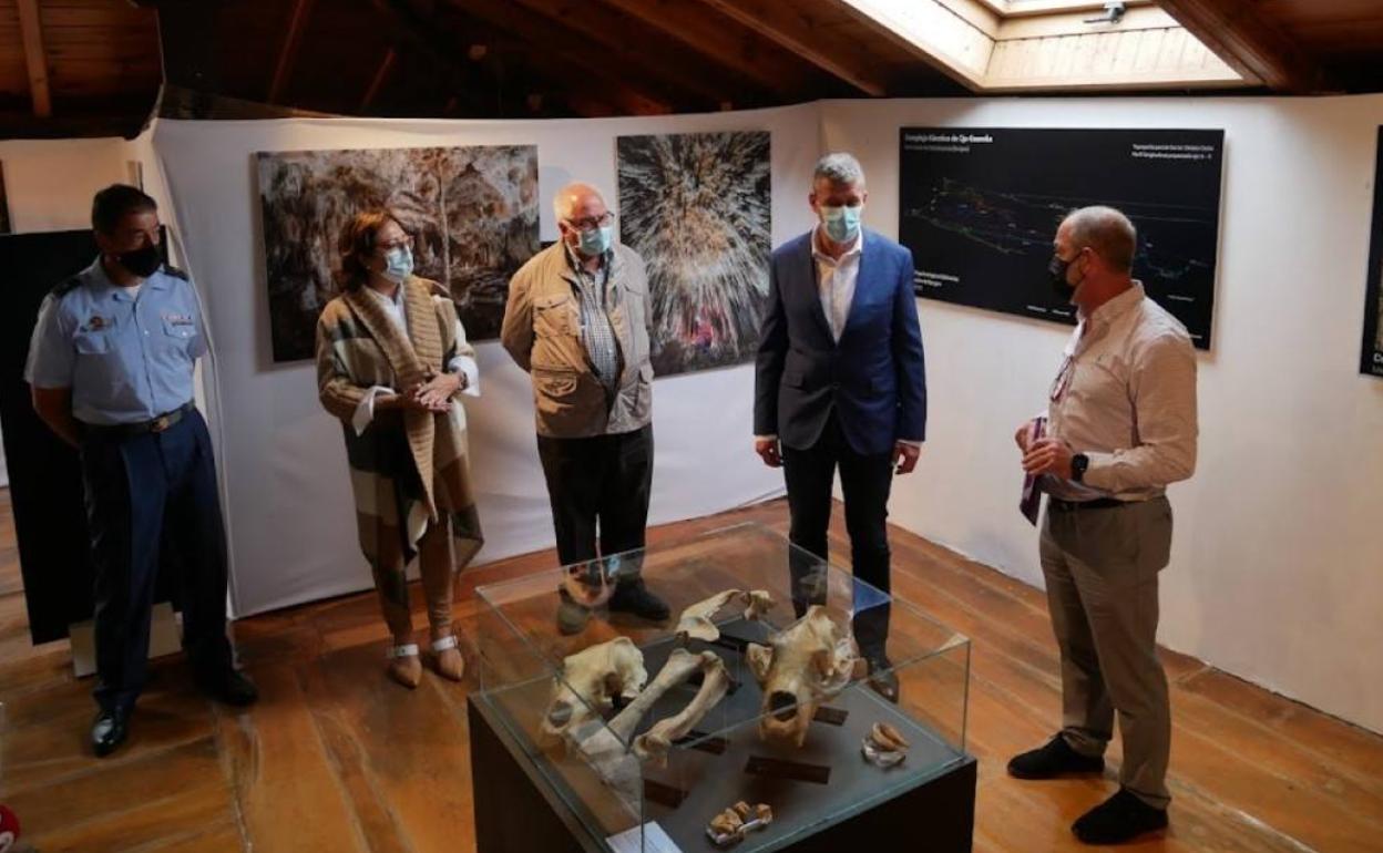 Inauguración de la exposición en la que se muestran también restos óseos.