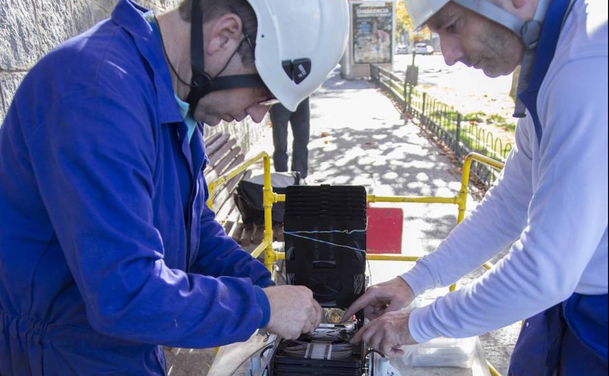 Unos operarios de Telefónica instalan fibra óptica. 