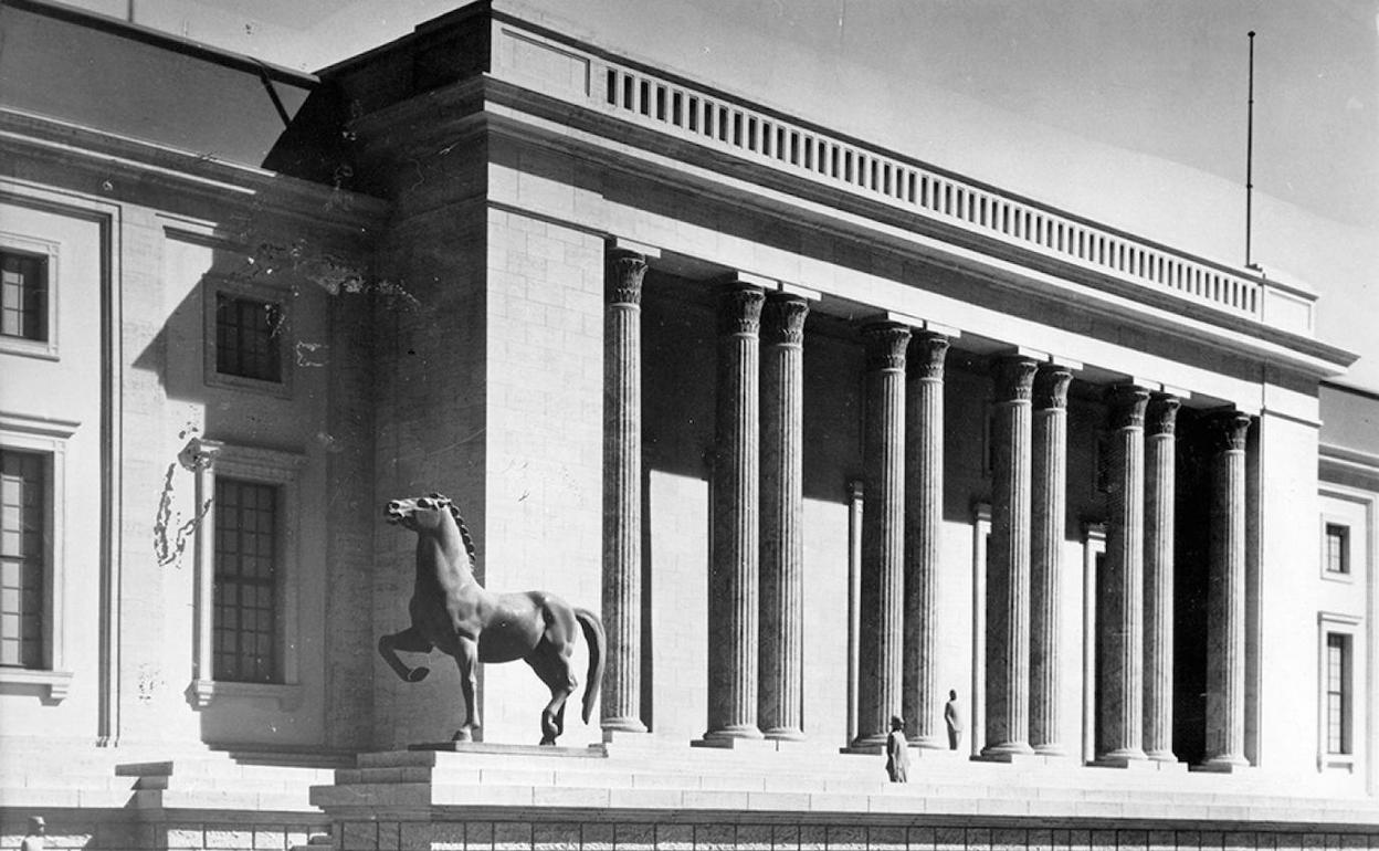 Escultura de uno de los caballos de Hitler en una reproducción de la antigua Cancilleria en Berlín.