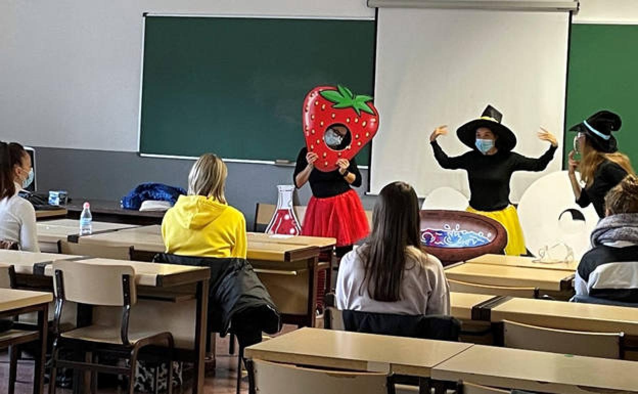 Maestros de Primaria en el cuentacuentos 'Las brujas colorean'. 