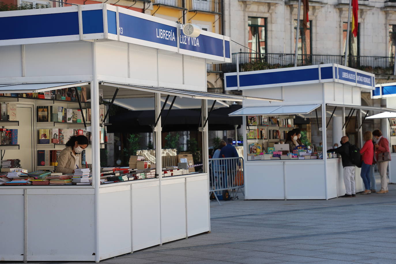 Fotos: La Feria del Libro de Burgos abre sus puertas en la Plaza Mayor