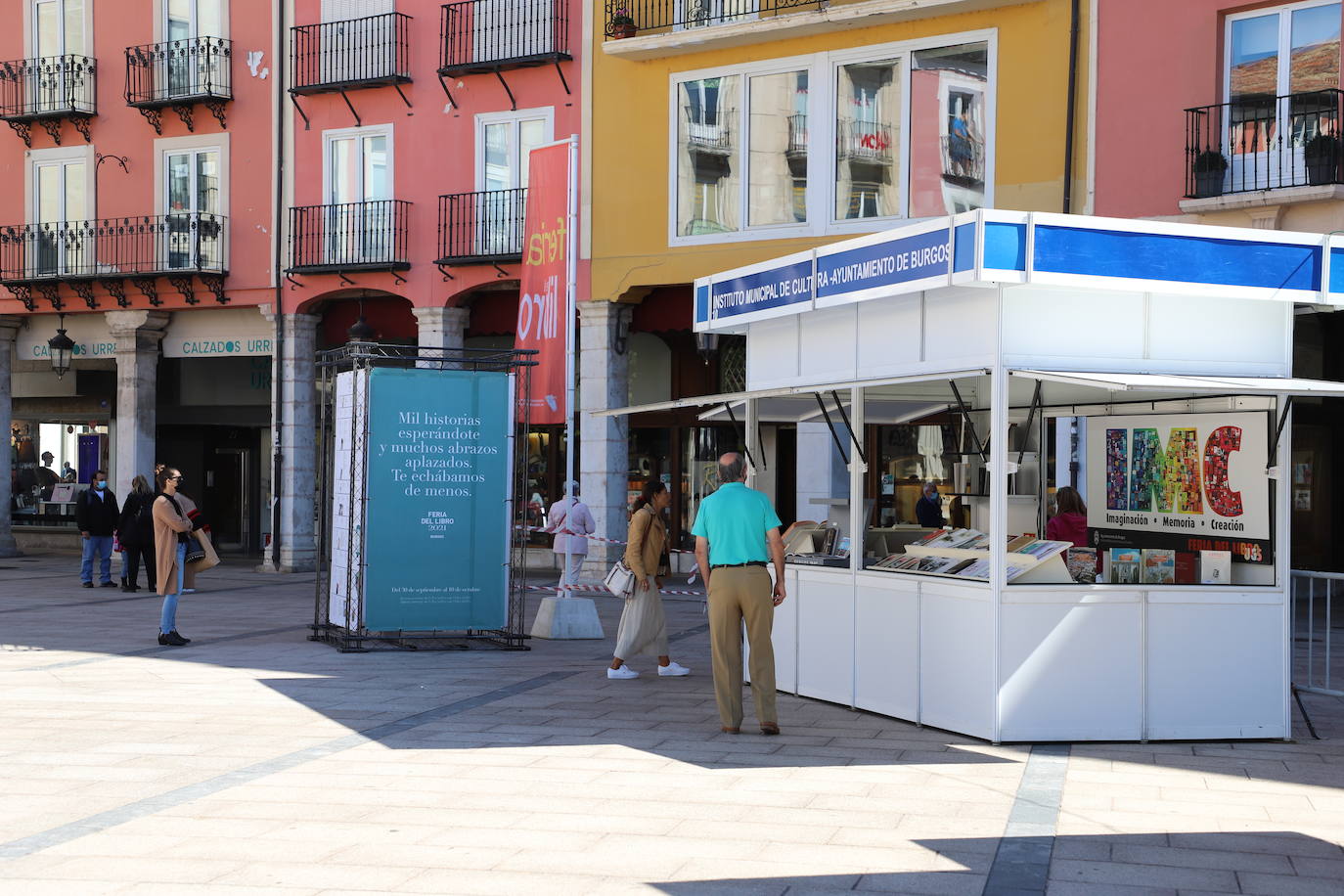 Fotos: La Feria del Libro de Burgos abre sus puertas en la Plaza Mayor