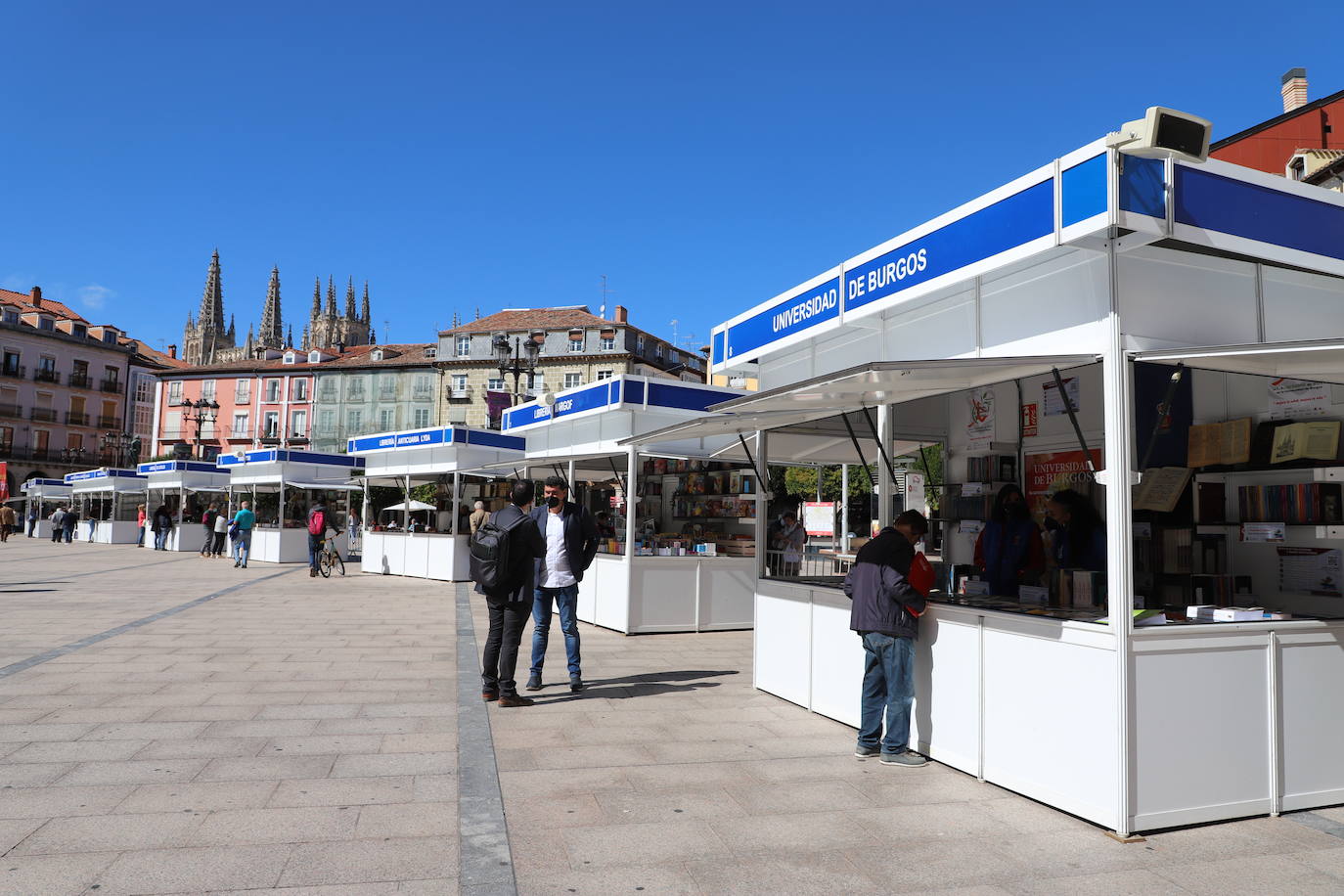 Fotos: La Feria del Libro de Burgos abre sus puertas en la Plaza Mayor