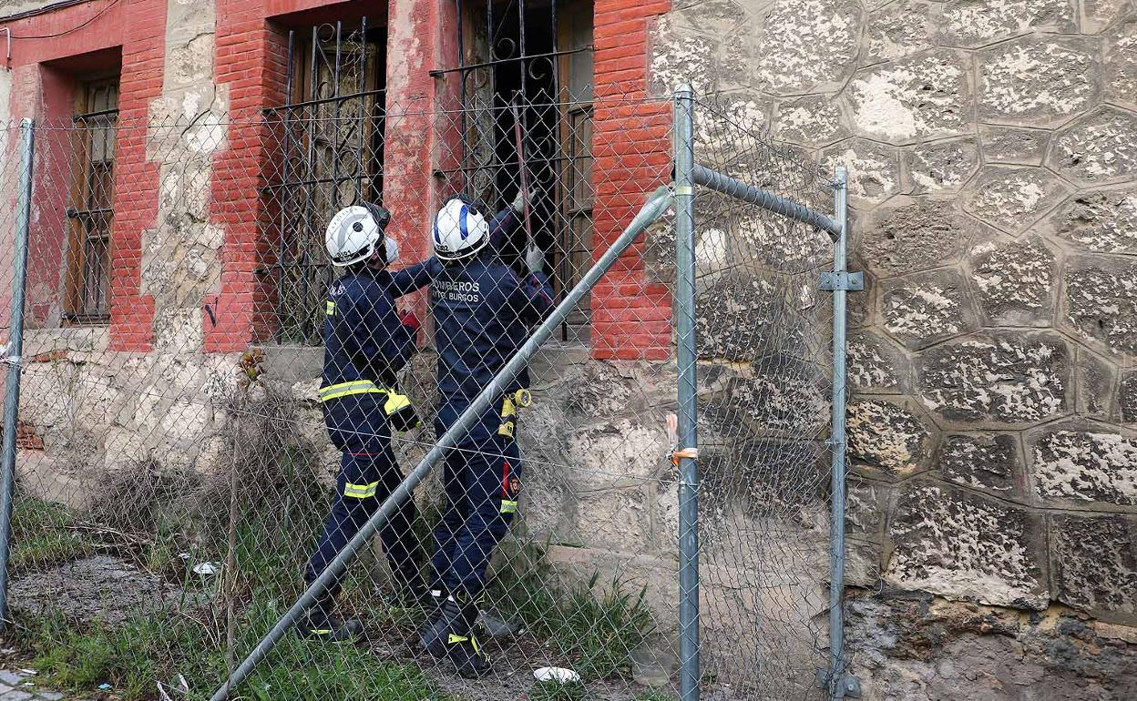 Los bomberos durante la actuación en la 'casa de las palomas'.