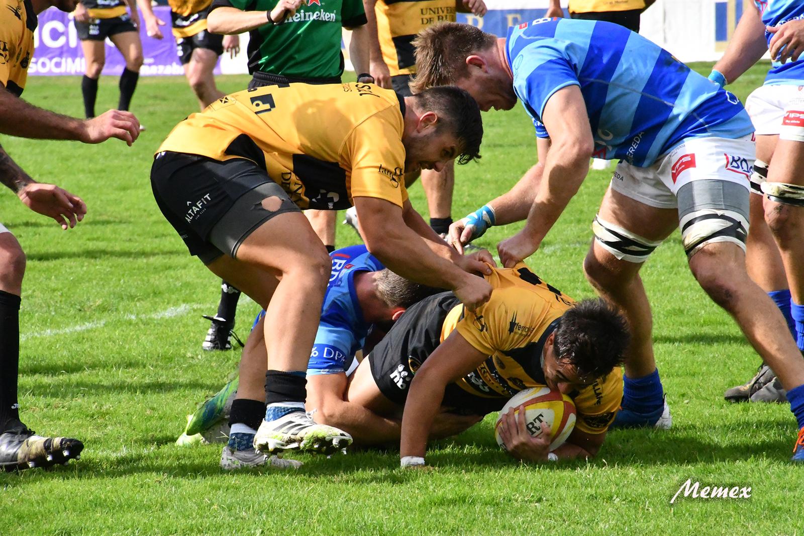 Los burgaleses protegen el oval.