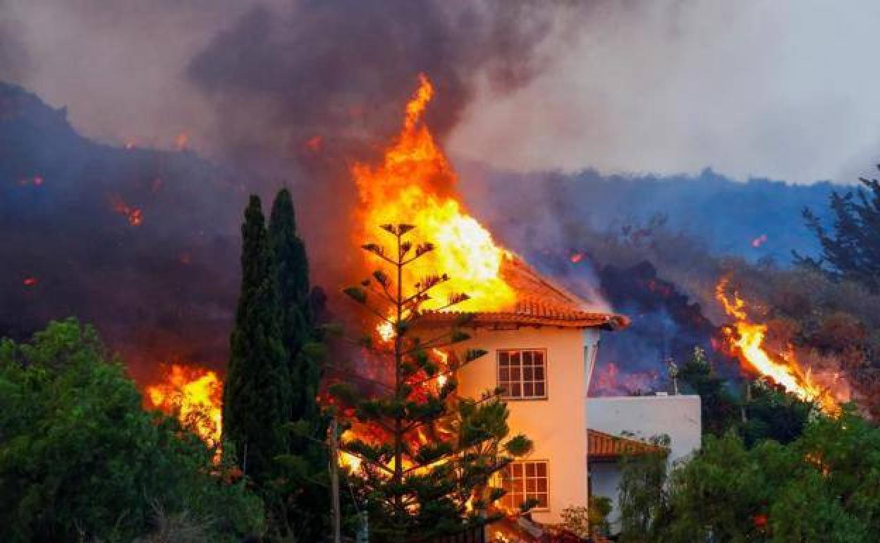 Una vivienda devorada por las llamas en La Palma tras la erupción del volcán.