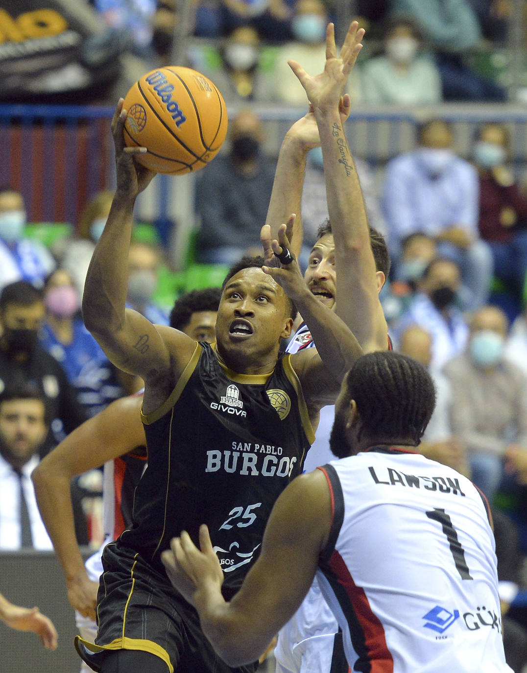 Los burgaleses se estrenan en la Champions League con un sufrido triunfo.