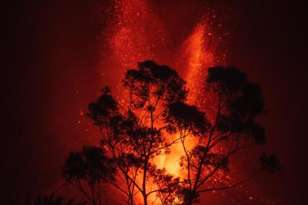 Se ha incrementado la actividad efusiva del volcán en las últimas horas. 