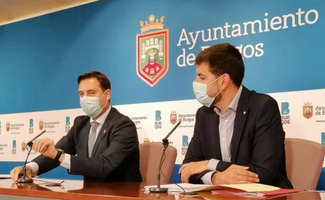 El alcade de Burgos, Daniel de la Rosa y el concejal de Hacienda, David Jurado.