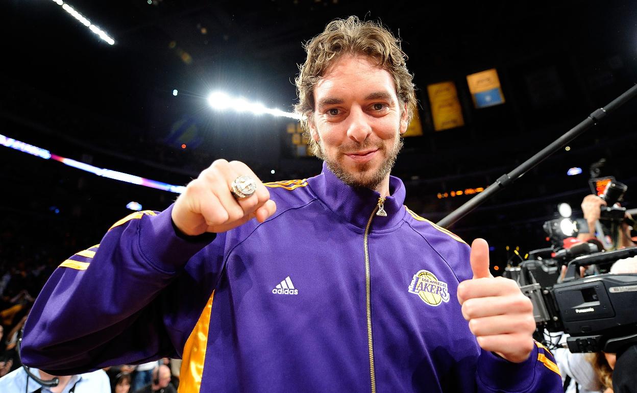 Pau Gasol muestra el primero de sus dos anillos de la NBA.