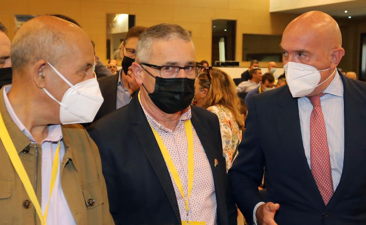 Aurelio Pérez, Lorenzo Rivera y Jesús Julio Carnero durante el congreso de COAG.