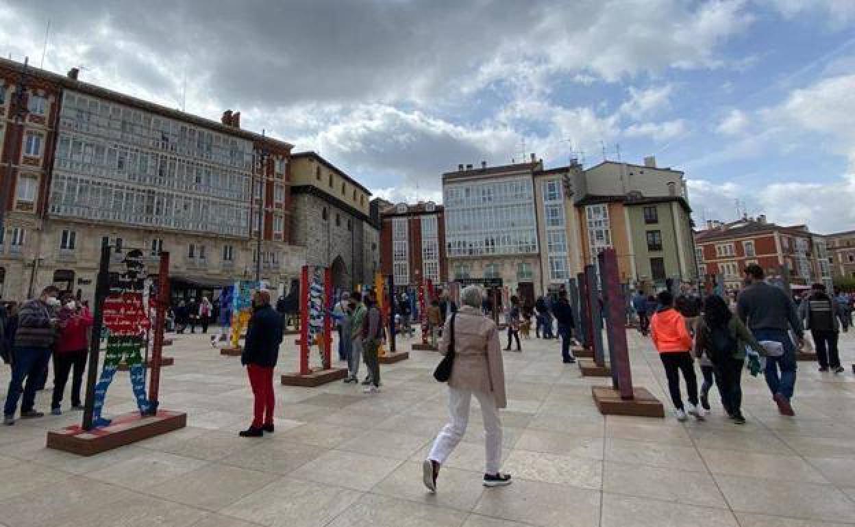 Burgaleses y turistas pasean frente a la Catedral de Burgos.