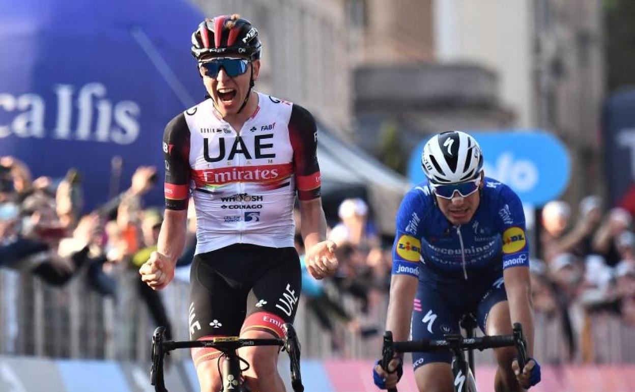 Pogacar celebra su triunfo en el Giro de Lombardía.