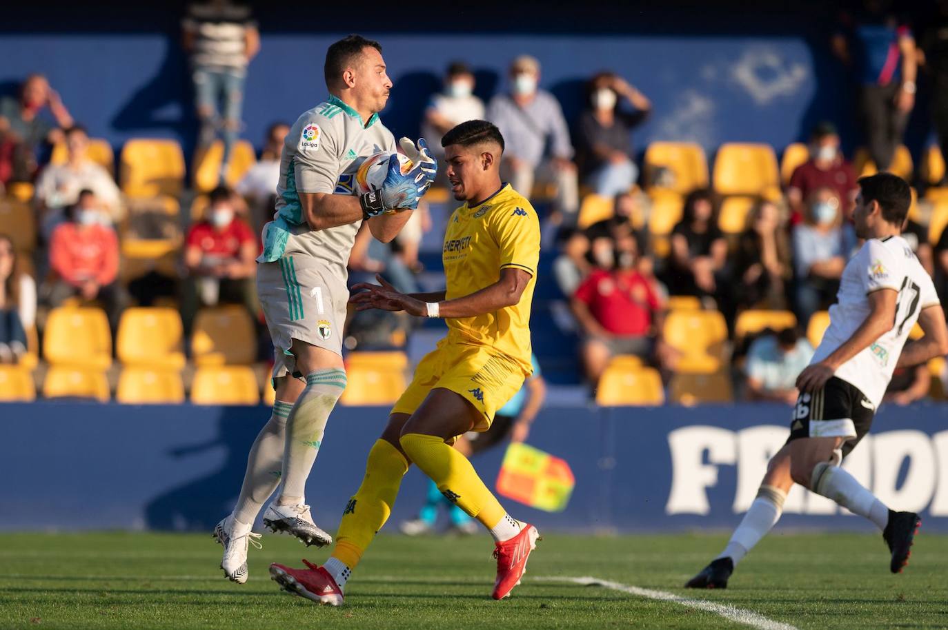 Fotos: El Burgos CF cae en casa del colista