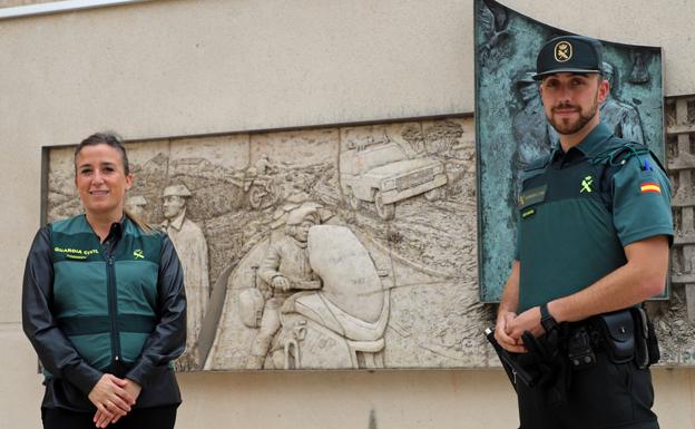 Los agentes posan ante el mural realizado con motivo de la reconstrucción de la casa cuartel tras el atentado de ETA.