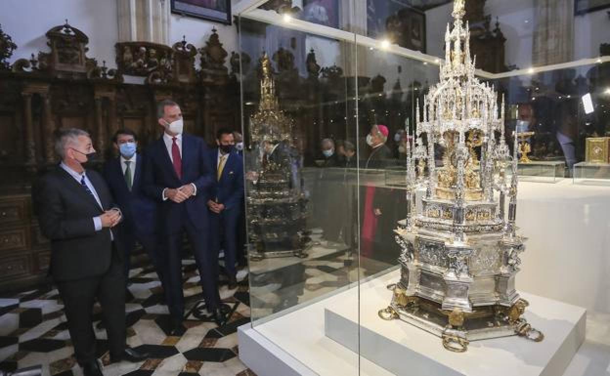 El monarca ha recorrido la exposición en la Catedral de Burgos. 