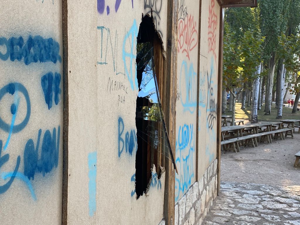 Fotos: El Parque de El Barriles amanece destrozado en Aranda