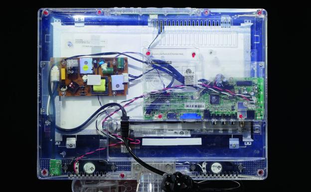 Imagen principal - Parte trasera de un televisor, máquina de coser y secador.