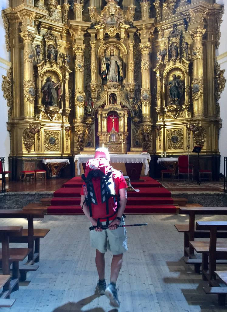 Peregrino en la iglesia de Belorado. 