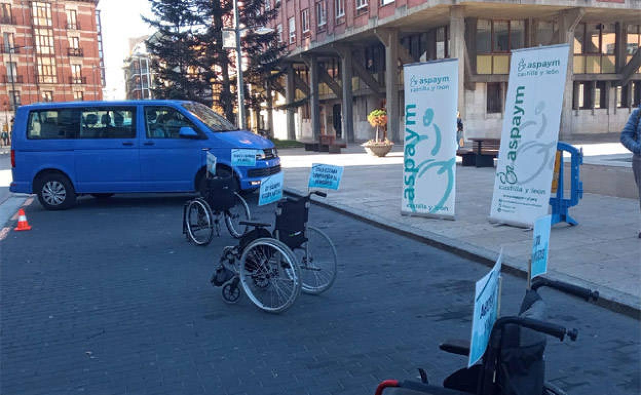 Las sillas de ruedas ocuparon espacios de aparcamiento como parte de la campaña de sensibilización. 