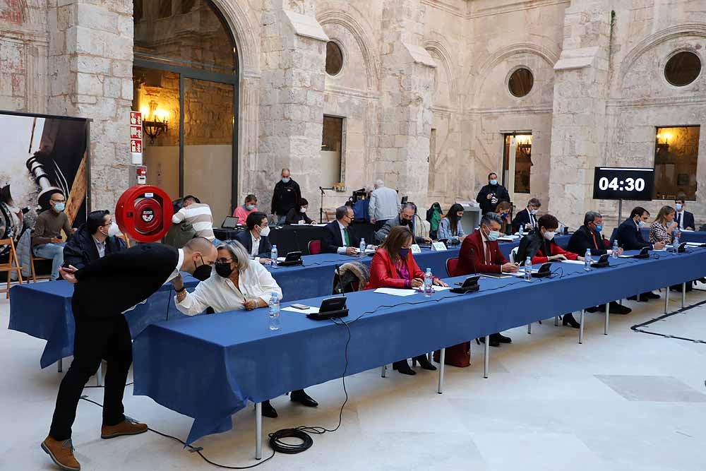 Fotos: La dimisión de Israel Hernando marca el pleno de Burgos