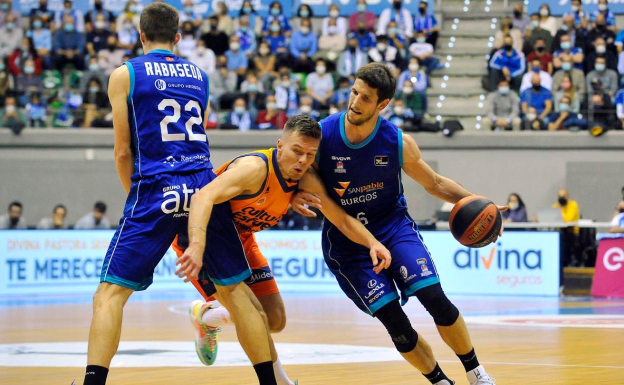 Renfroe lanza a canasta ante la defensa de Dimitrijevic.