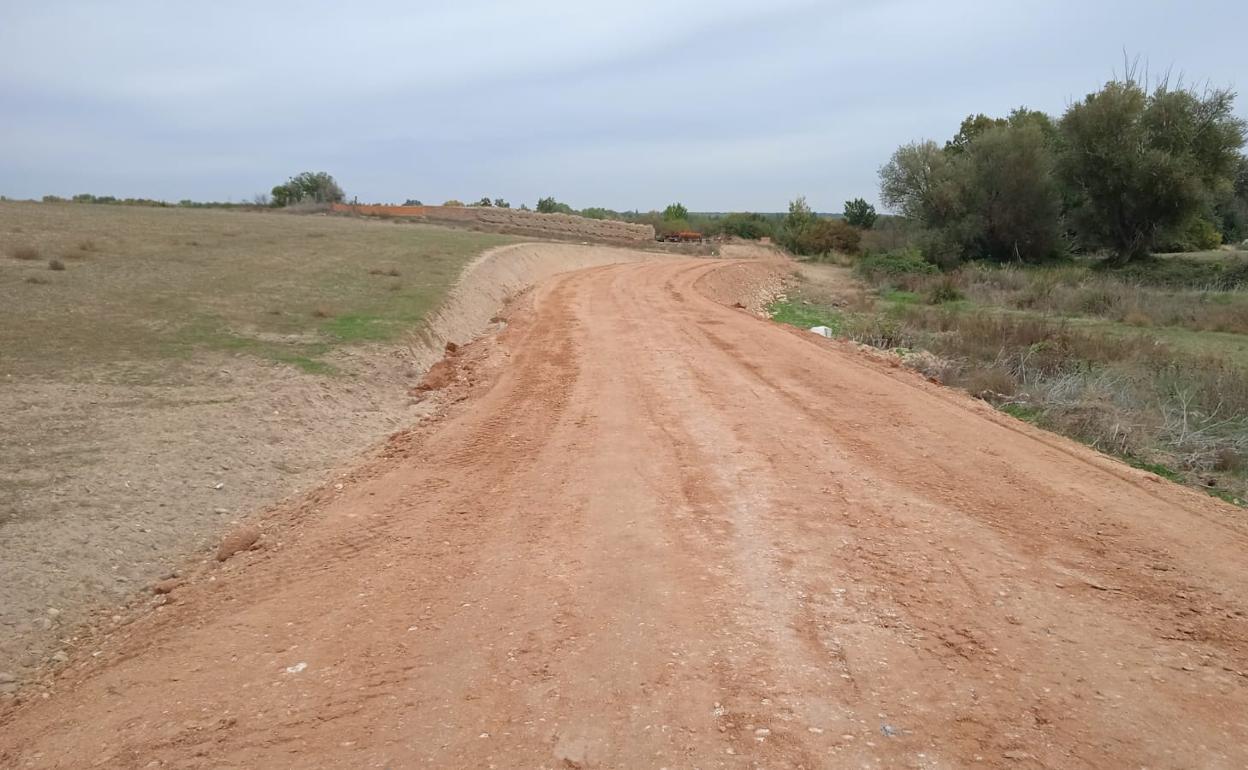 Camino de concentración parcelaria, aún sin rematar, en la localidad vallisoletana de Pollos. 