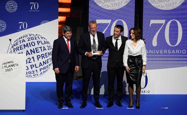 Carmen Mola (seudónimo bajo el que se escondían Jorge Díaz, Antonio Mercero y Agustín Martínez) posan junto a Paloma Sanchez-Garnica.