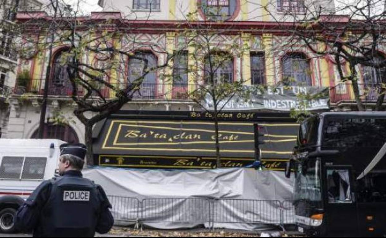 Vigilancia. Un agente francés monta guardia frente a la entrada de la sala de espectáculos Bataclan mientras ésta permanece cerrada a raíz de los atentados de hace seis años.