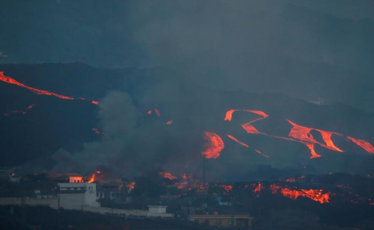 El volcán sigue rugiendo con fuerza 