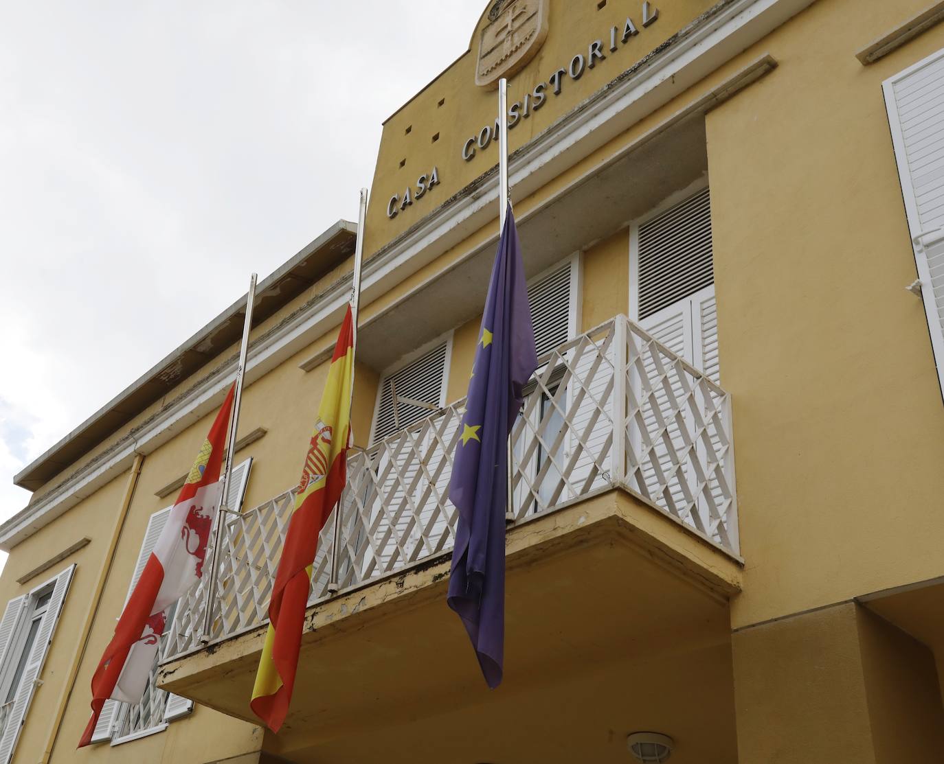 Banderas a media asta en la Casa Consistoria de Villamuriel. 