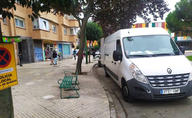 Imagen principal - Los vecinos de Gamonal siguen sin encontrar explicación a la prohibición de aparcar en dos rotondas