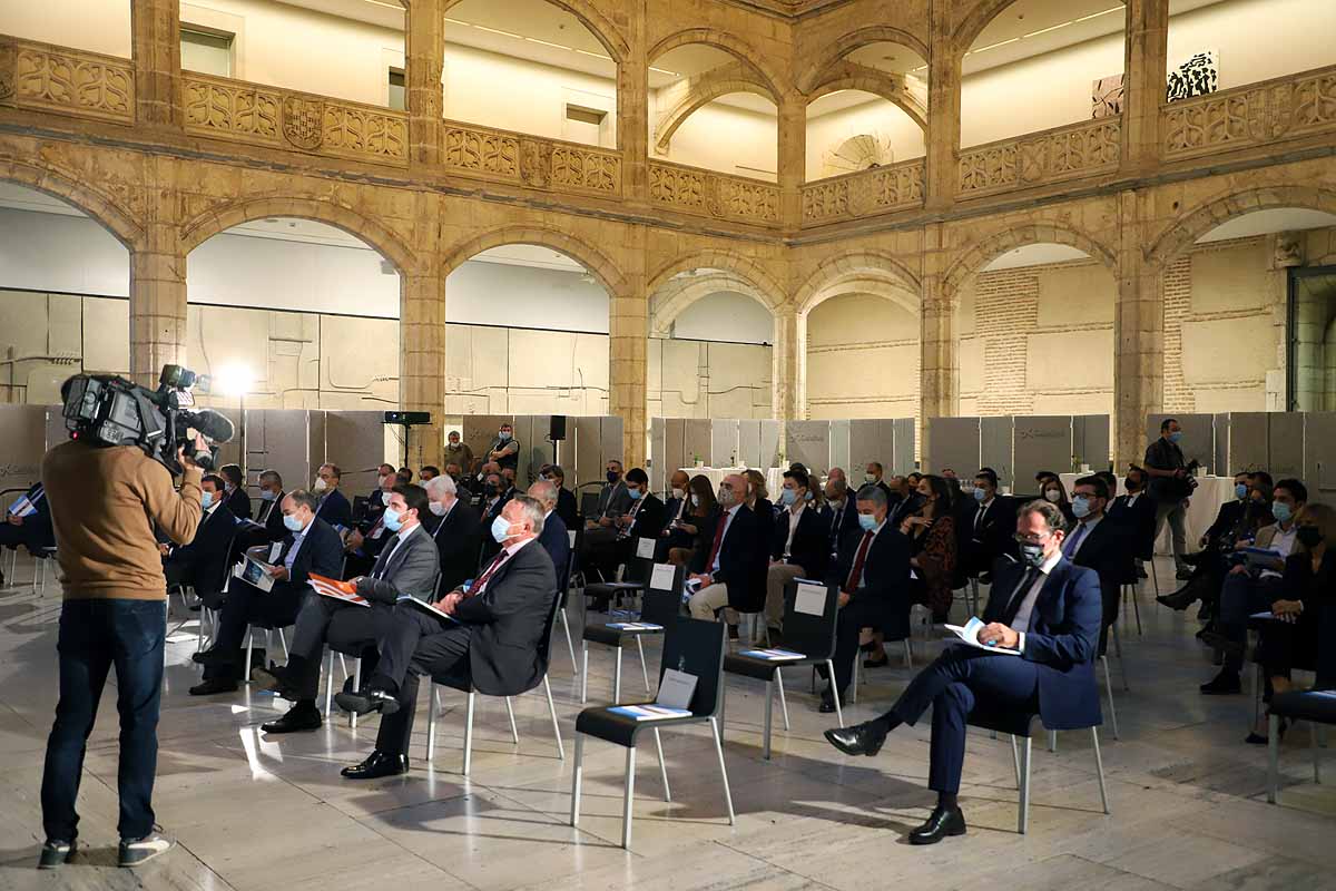 El consejero de Economíca, Carlos Fernández Carriedo, ha acudido a la presentación del informe de CaixaBank. 