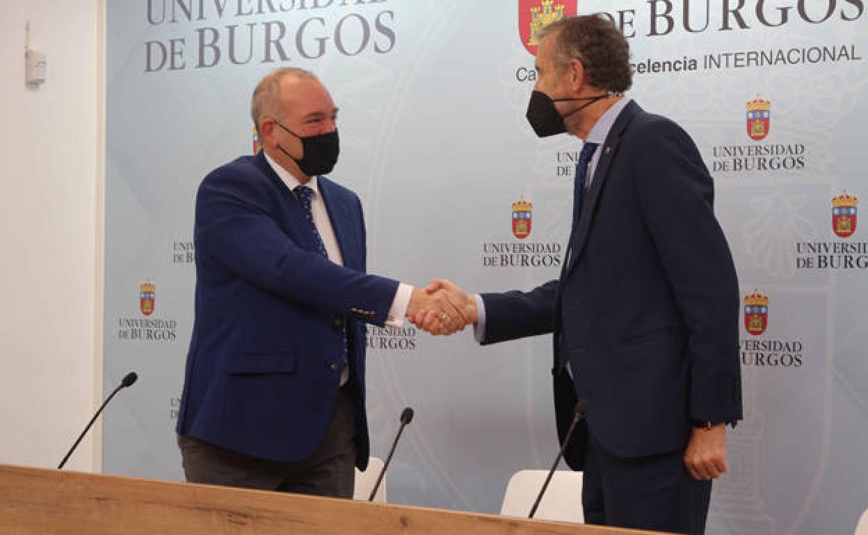 Álvaro Enrique de Villamor y Soraluce, presidente del Instituto Nacional Auschwitz Birkenau-España y cónsul honorario de la República Polaca (izda.) y el rector de la Universidad de Burgos, Manuel Pérez Mateos, tras la firma del convenio. 