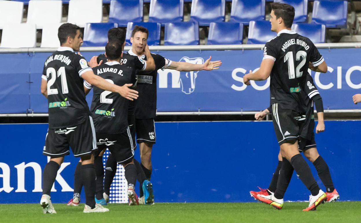 Los jugadores del Burgos CF celebran el segundo gol de Guillermo.