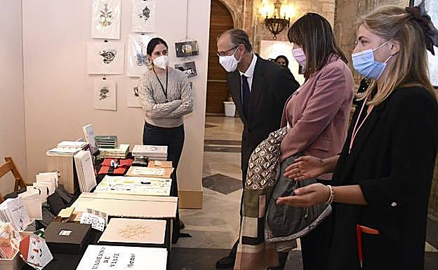El presidente de las Cortes, Luis Fuentes, observa las obras de uno de los expositores. 