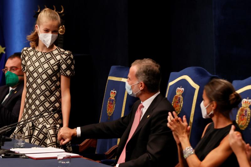 El Rey estrecha la mano a la Princesa de Asturias durante el acto de entrega de premios. 