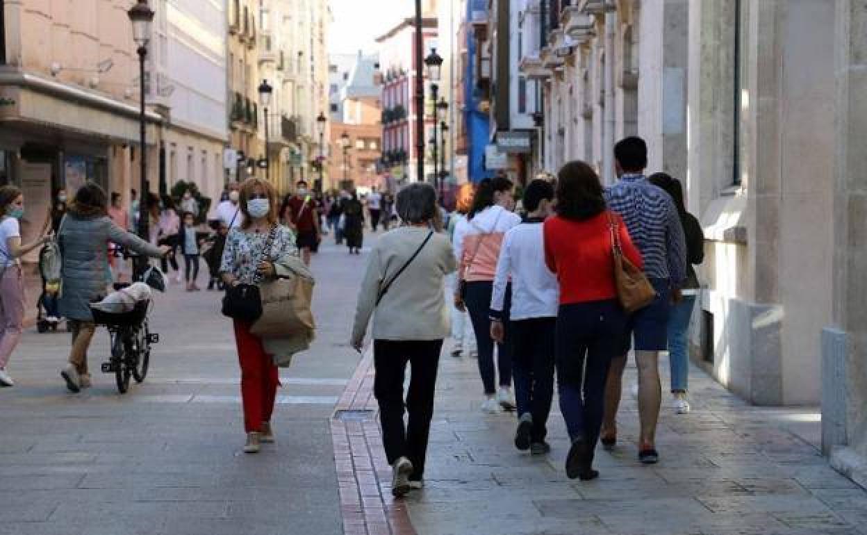 Personas paseando por una céntrica calle de Burgos.