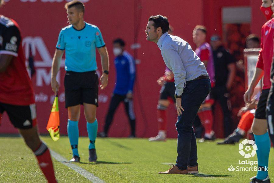 Lolo Escobar dando insturcciones a sus hombres desde la banda.