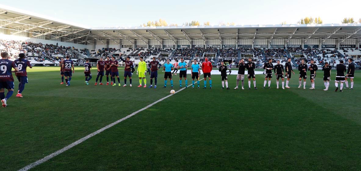 Los jugadores saludan a la afición tras la victoria.