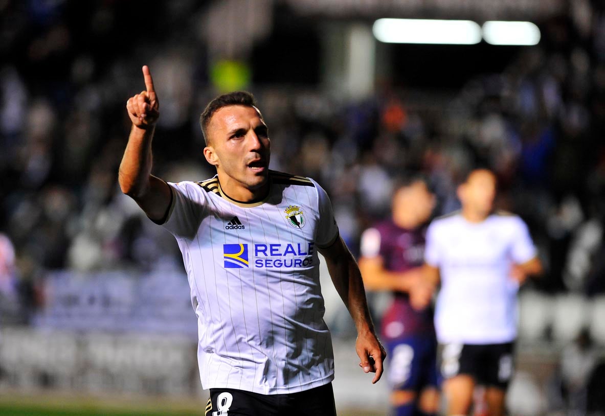 Los jugadores saludan a la afición tras la victoria.