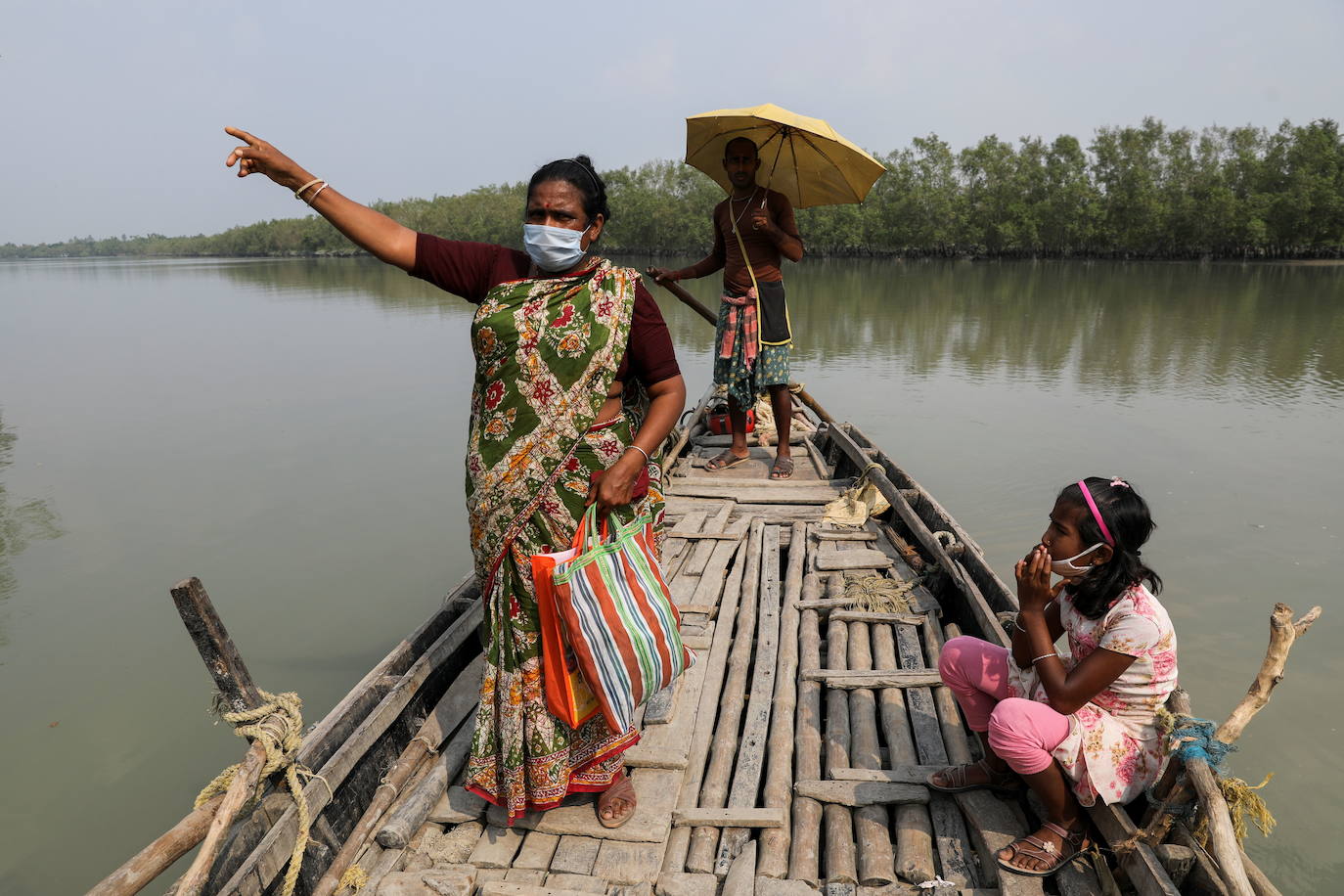 Parul Haldar, de 39 años, cuyo esposo murió al ser atacado por un ttigre pesca en el interior del bosque con su hija Papri Haldar, de 11, en la isla de Satjelia en un bote en Sundarbans, India. Es su principal sustento.