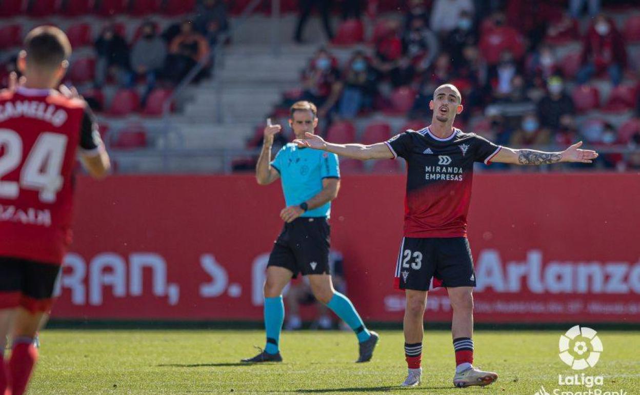 Los jugadores del Mirandés se lamentan sobre el césped.