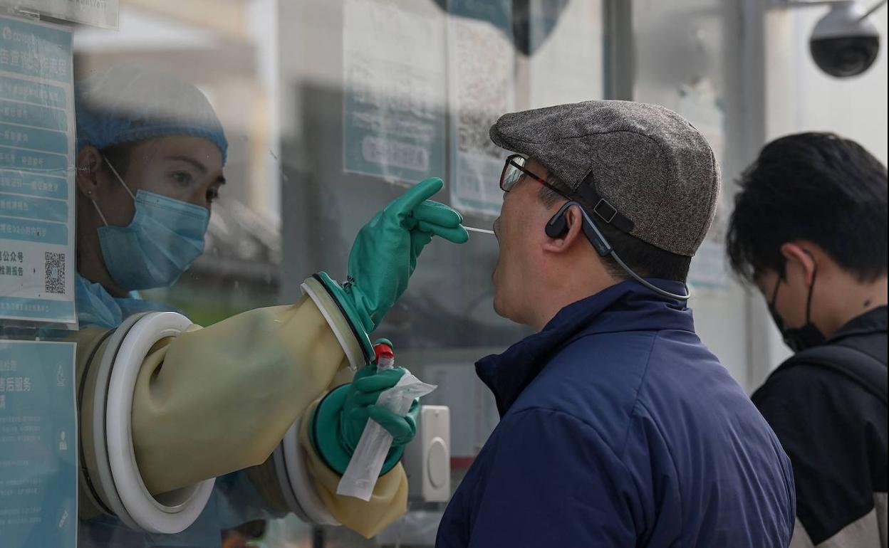 Un hombre se somete a la prueba de la covid-19 en Pekín.